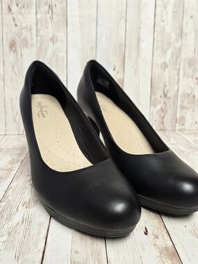 Clarks Black Faux Leather Comfort Pumps Womens 9.5M Work Office